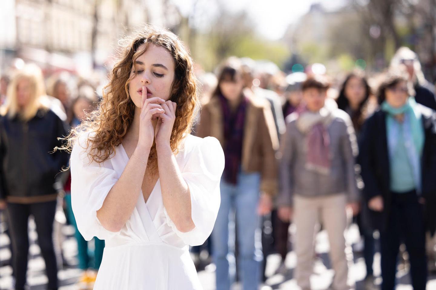 Regarder la vidéo Festival de Cannes : dans « Moi aussi », Judith Godrèche dévoile mille visages de victimes de violences sexuelles