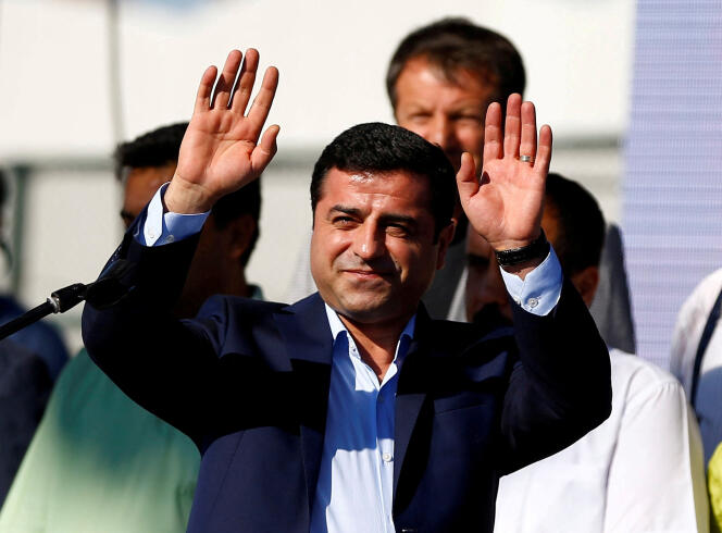 El ex copresidente del HDP, principal partido kurdo del país (ahora DEM), Selahattin Demirtas, durante una manifestación contra las operaciones militares turcas en el norte de Siria, el 4 de septiembre de 2016 en Estambul.