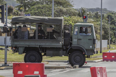 Des gendarmes patrouillent dans les rues de Nouméa, en Nouvelle-Calédonie, le jeudi 16 mai 2024. 