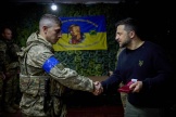 Volodymyr Zelensky récompense un soldat ukrainien, lors de sa visite à Kharkiv, le 16 mai 2024.