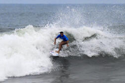 La surfeuse française Johanne Defay lors des ISA World Surfing sur la plage d’El Tunco, au Salvador, le 7 juin 2023.