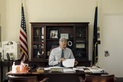 Le juge Juan Merchan, dans son bureau du tribunal pénal du comté de New York, en 2022.