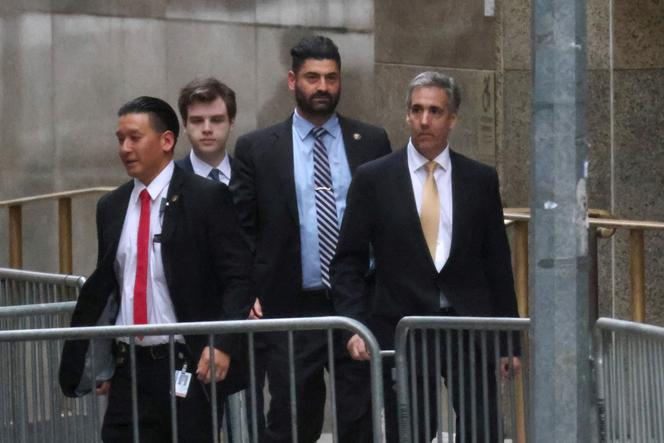 Michael Cohen (rechts), voormalig advocaat van Donald Trump, nadat hij op 16 mei 2024 had getuigd in het strafproces van de voormalige president in het Manhattan Criminal Court in New York.