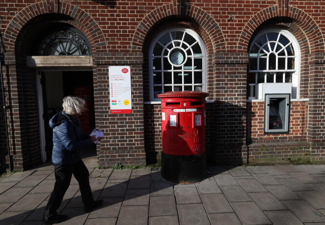 Des boîtes postales de Royal Mail, devant une succursale du bureau de poste de Swindon, dans l’ouest de l’Angleterre, le 22 janvier 2024. 