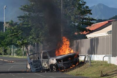 Une voiture brûle sur la route provinciale de Normandie, à l’extérieur de Nouméa, en Nouvelle-Calédonie, le 16 mai 2024.