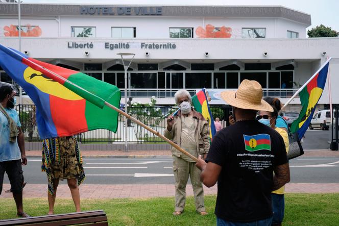 Los separatistas canacos se manifiestan el día después del referéndum de autodeterminación, en Numea, el 13 de diciembre de 2021. 