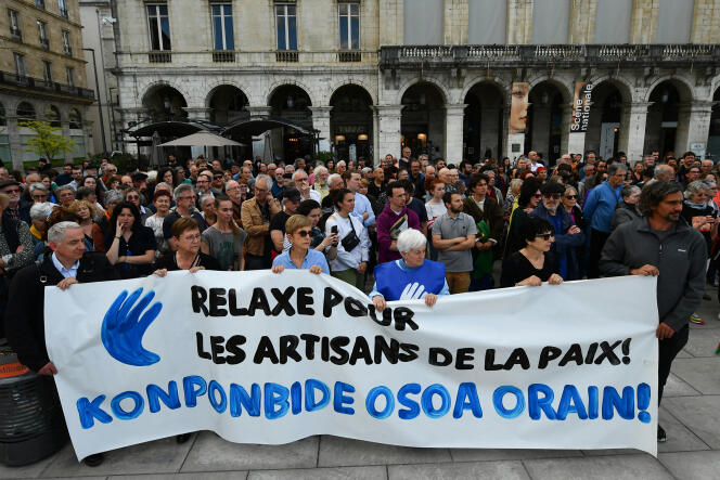 Manifestación ante el ayuntamiento de Bayona (Pirineos Atlánticos) en apoyo de Jean-Noël Etcheverry y Béatrice Molle, 3 de abril de 2024.