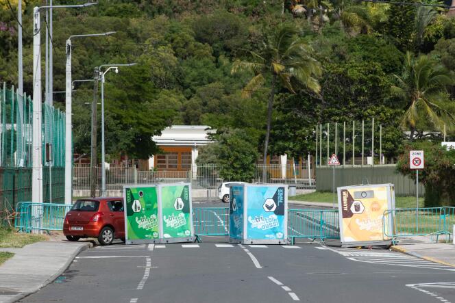 Une barricade à Nouméa, en Nouvelle-Calédonie, le 16 mai 2024.