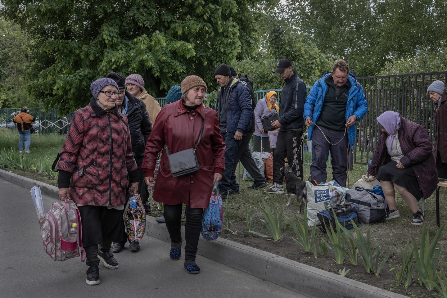 Regarder la vidéo « Ça brûlait, ça brûlait ! » : dans la région de Kharkiv, des milliers d’Ukrainiens évacuent les villages frontaliers de la Russie