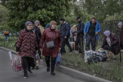 Des habitants de Vovchansk (Ukraine) évacués de la ville bombardée par l’armée russe, à Kharkiv, le 15 mai 2024.