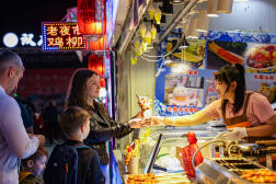 Des touristes russes à un marché nocturne de Hunchun, dans la province du Jilin, dans le nord-est de la Chine, le 27 juin 2023.