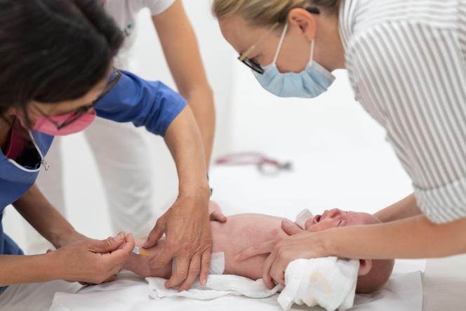 Un bébé est vacciné contre la diphtérie, la coqueluche, le tétanos, l’hépatite, l’haemophilus influenzae, le pneumocoque, la poliomyélite.