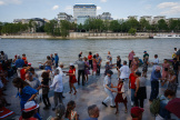 Des gens dansent sur les rives de la Seine, à Paris, le 11 mai 2024.