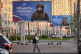 A Saint-Pétersbourg, un panneau publicitaire montrant un soldat russe engagé dans « l’opération spéciale » en Ukraine, 16 mai 2024.
