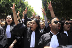 Des avocats manifestent pour protester contre l’arrestation récente de deux de leurs collègues à Tunis, le 16 mai 2024.