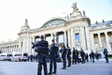 Des policiers se tiennent devant le Grand Palais à Paris, le 4 décembre 2015, où se déroule une exposition « Solutions COP21 ».
