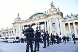 Des policiers se tiennent devant le Grand Palais à Paris, le 4 décembre 2015, où se déroule une exposition « Solutions COP21 ».
