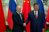 Le président russe Vladimir Poutine et le président chinois Xi Jinping, à Pékin, le 16 mai 2024.