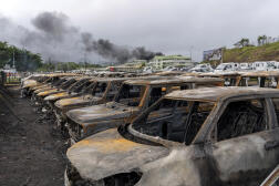 Des voitures brûlées après les émeutes à Nouméa, Nouvelle-Calédonie, mercredi 15 mai 2024. 