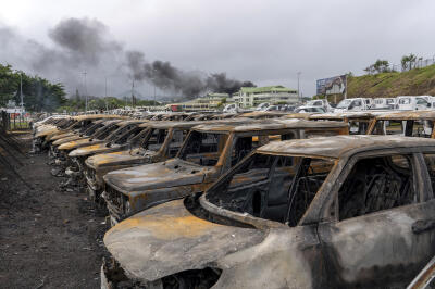Des voitures brûlées après les émeutes à Nouméa, Nouvelle-Calédonie, mercredi 15 mai 2024. 