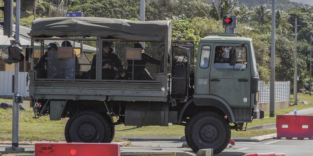 Des gendarmes patrouillent dans les rues de Nouméa, en Nouvelle-Calédonie, le jeudi 16 mai 2024. 
