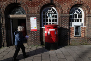 Des boîtes postales de Royal Mail, devant une succursale du bureau de poste de Swindon, dans l’ouest de l’Angleterre, le 22 janvier 2024. 