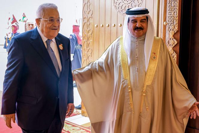 ملك البحرين حمد بن عيسى آل خليفة (يمين) ورئيس السلطة الفلسطينية محمود عباس في المنامة في 16 مايو 2024.
