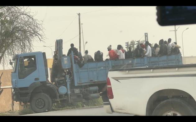 Sur ces images filmées en Mauritanie, en caméra cachée, plus d’une dizaine de migrants sont sur le point d’être déposés devant le centre de rétention de Ksar, à Nouakchott, avant d’être déportés loin de la ville, le 25 janvier 2024. 