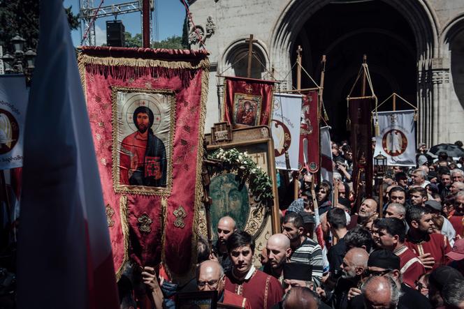 Lasciando la Messa davanti alla Cattedrale della Santissima Trinità, nel Giorno della Purezza della Famiglia, a Tbilisi, 17 maggio 2024.