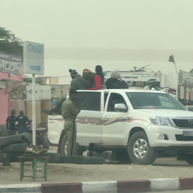Dans un quartier de Nouakchott, des migrants dans un véhicule des forces mauritaniennes, correspondant aux 4 × 4 fournis en 2019 par l’Espagne aux policiers mauritaniens, selon un document que « Le Monde » s’est procuré, le 23 janvier 2024.
