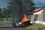 Une voiture en feu, à Nouméa, en Nouvelle-Calédonie, le 16 mai 2024. 