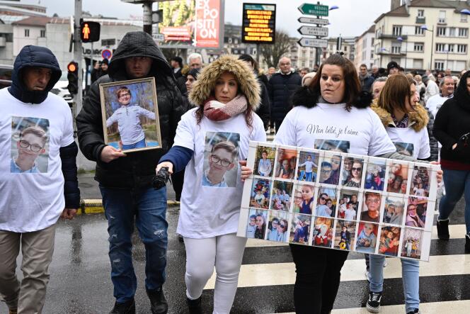 Marcha blanca el 5 de febrero de 2023 en Epinal (Vosgos) en homenaje a Lucas, de 13 años, tras su suicidio en enero de 2023.