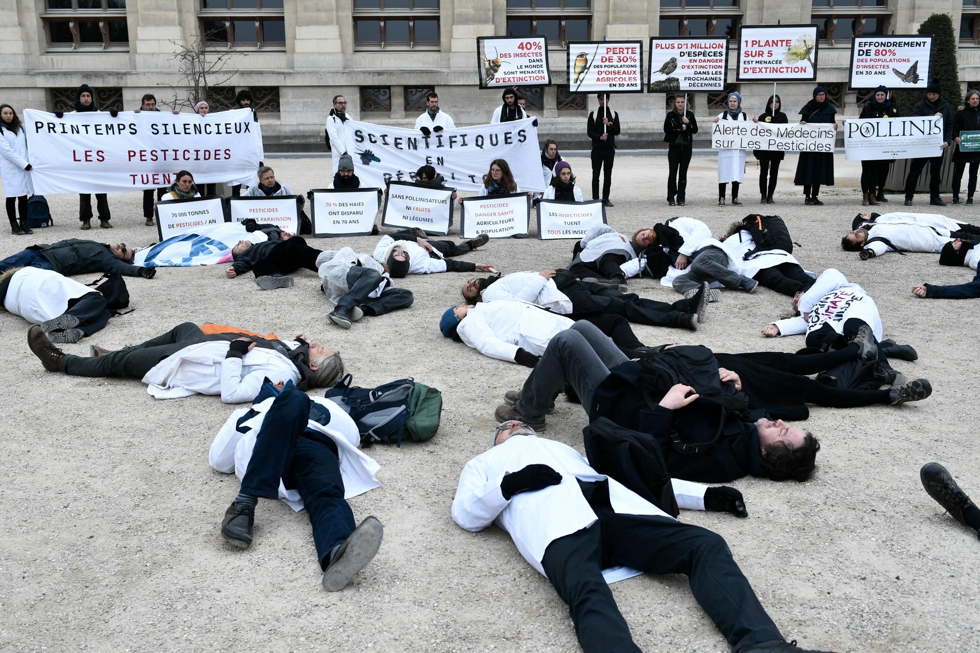 Manifestation appelée par Scientifiques en rébellion et Extinction Rebellion contre les pesticides et l’érosion de la biodiversité, au Jardin des Plantes à Paris, le 4 mars 2023.