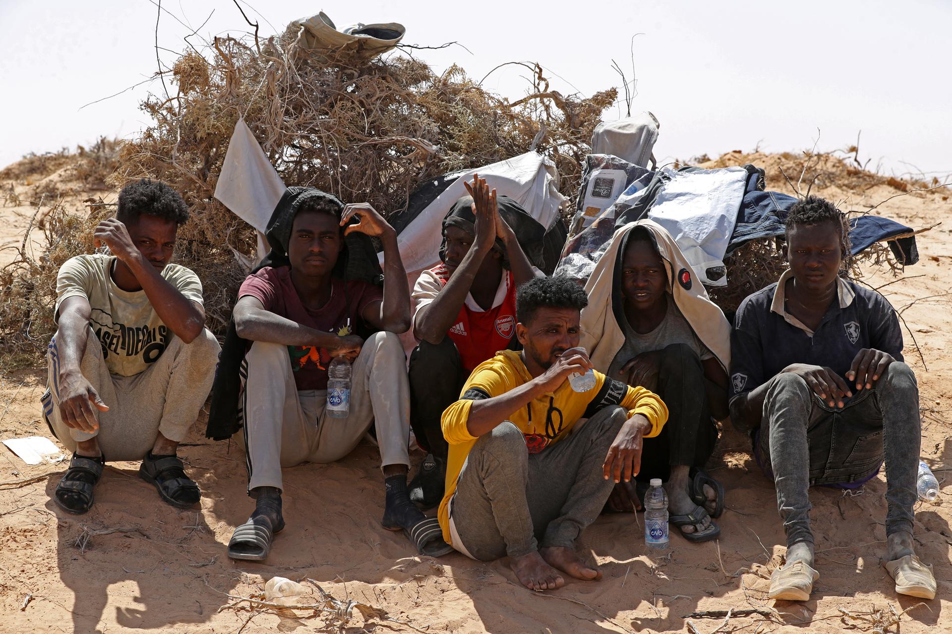 Des migrants subsahariens abandonnés par la police tunisienne sans eau ni abri, dans le désert, non loin de la ville frontalière libyenne d’Al-Assah, le 16 juillet 2023. 