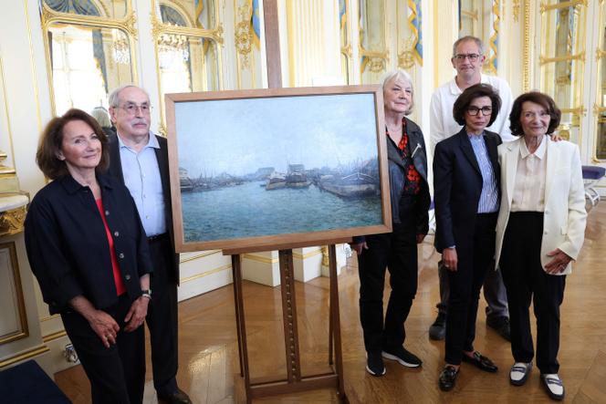 Les ayants droit du galeriste Grégoire Schusterman et la ministre de la culture, Rachida Dati, devant le tableau « Les Péniches » (1870), d’Alfred Sisley, au ministère de la culture, le 16 mai 2024.