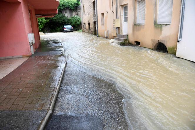 Uma rua inundada em Boulay-Moselle, Mosela, 17 de maio de 2024.