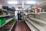 Des rayons vides dans un supermarché de Nouméa, le 16 mai 2024.
