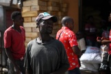 Un citoyen haïtien au marché de Jimani, à la frontière entre la République dominicaine et Haïti, le 15 mai 2024.
