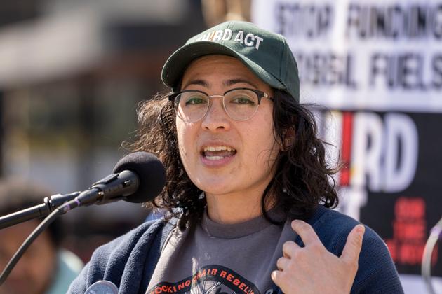La biogéochimiste Rose Abramoff lors d’un rassemblement contre les « banques véreuses », qui financent les énergies fossiles, à Washington (Etats-Unis), le 21 mars 2023.
