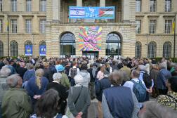 Plusieurs centaines de personnes se sont rassemblées pour soutenir la communauté juive, devant l’hôtel de ville de Rouen, vendredi 17 mai 2024.