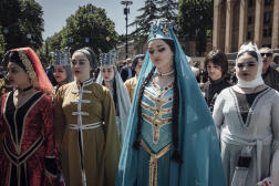 De jeunes Géorgiennes, habillées en tenues traditionnelles, à Tbilissi, le 17 mai 2024.