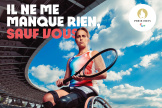 Une affiche promotionnelle pour les Jeux paralympiques, avec la para-athlète Pauline Déroulède.