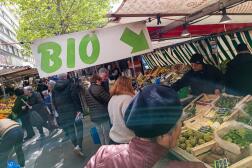 Des produits biologiques en vente sur un marché du 14ᵉ arrondissement de Paris, le 21 avril 2024. 