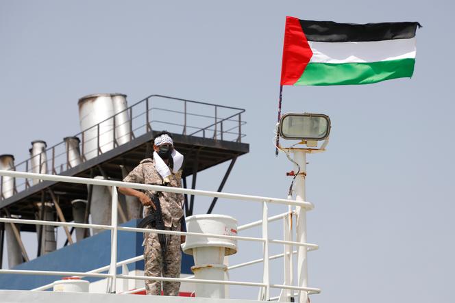 Un rebelle houthiste, sur le pont d’un bateau arrimé dans le port de Salif, près d’Hodeïda, en mai 2024.