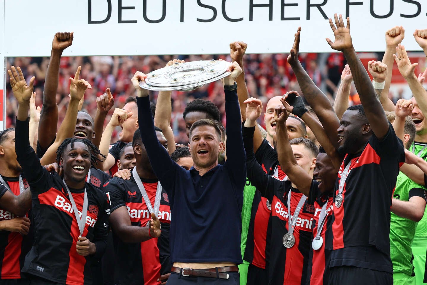 Regarder la vidéo Invaincu en Bundesliga, le Bayer Leverkusen parachève sa saison dorée et « rentrerait dans l’histoire »
