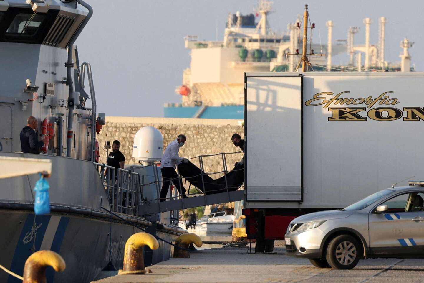 Regarder la vidéo En Grèce, un an après le naufrage meurtrier de Pylos, le procès contre neuf Egyptiens accusés d’être les passeurs s’ouvre