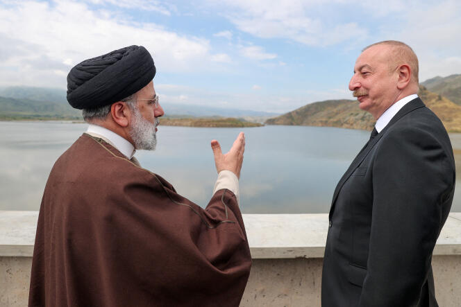 Le président iranien Ebrahim Raïssi et son homologue Ilham Aliev, président de l'Azerbaïdjan, lors de l'inauguration d'un barrage à la frontière entre les deux pays, dimanche 19 mai.