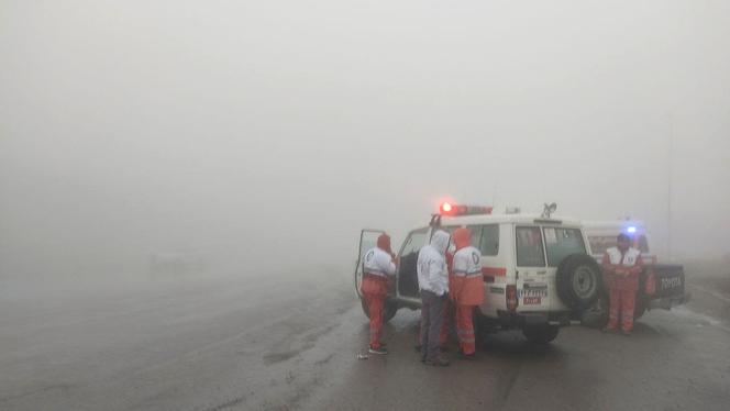 Des équipes de secours, dans les environs de Varzaghan, le 19 mai 2024.