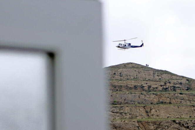 El helicóptero presentado transportaba al presidente iraní, Ebrahim Raïssi.  Esta imagen, tomada en la frontera que separa Azerbaiyán e Irán el 19 de mayo, fue difundida por la agencia iraní IRNA.