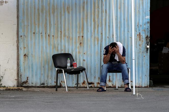 Un migrant secouru par les garde-côtes dans le port de Kalamata, en Grèce, en juin 2023.